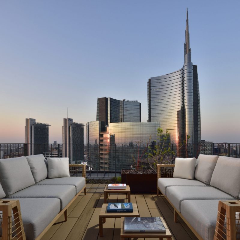 344ee5d5-ue_milanoverticale_milano_rooftop_alpipenthouse_tramonto-scaled