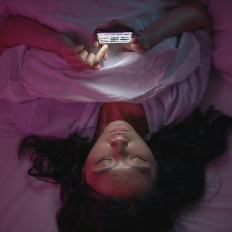 woman_scrolling_phone_bed
