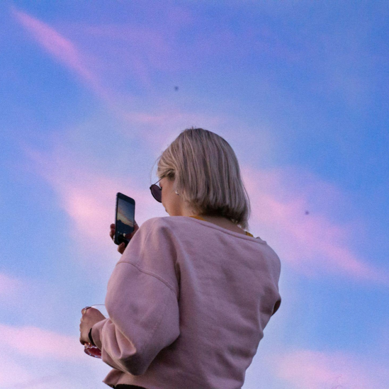 woman_holding_phone